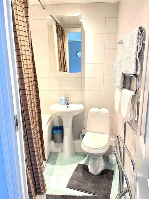 Lägenhet Quiet And Comfortable With Parking For A For Two, One Or A Couple Guests With A Child *